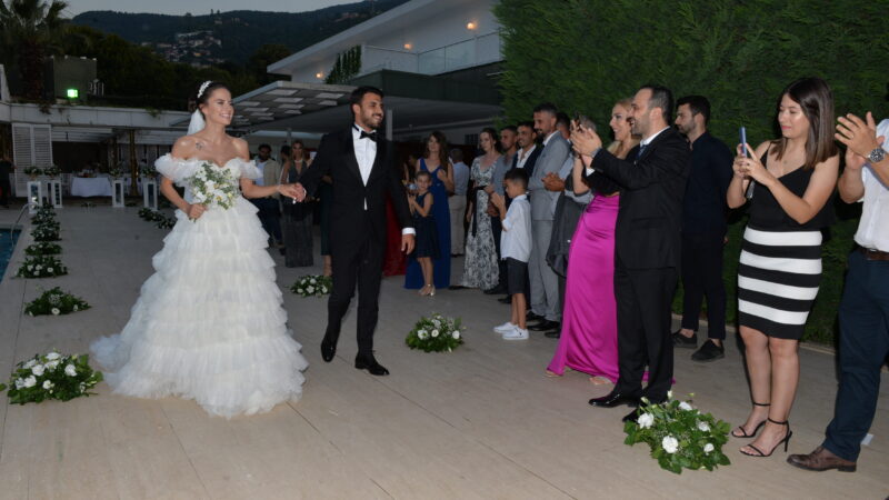 Balayı Maldivler’de Endüstri Mühendisi ve Avukat Meltem Sezer, görkemli bir düğünle yaşamını