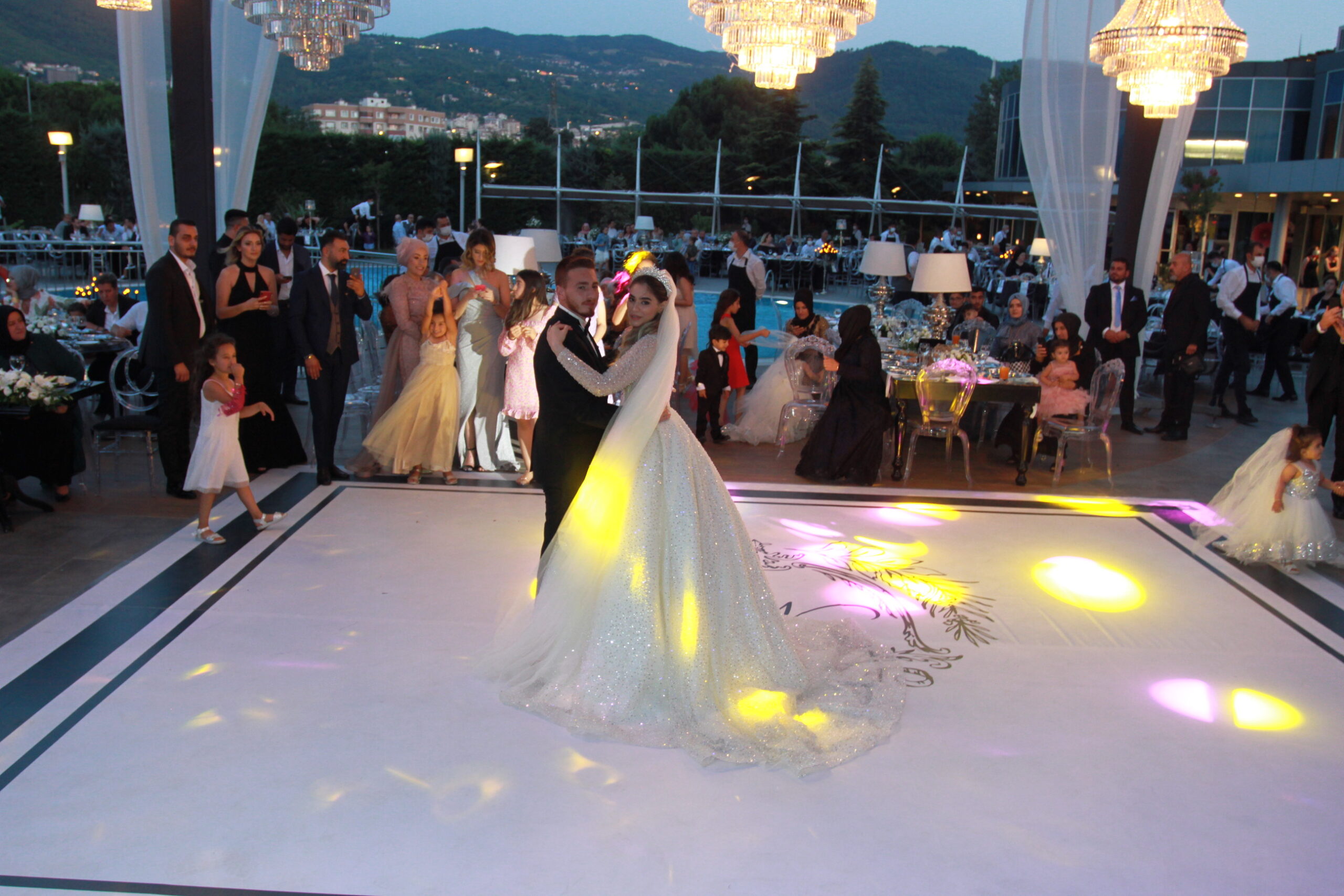 Görkemli düğünle yaşamlarını birleştirdiler