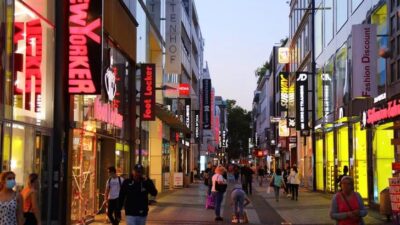 Ünlü perakende şirketinden flaş karar!