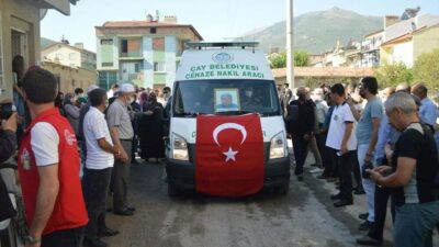 Manavgat’taki yangında ölen orman işçisi babasını cübbesiyle uğurladı