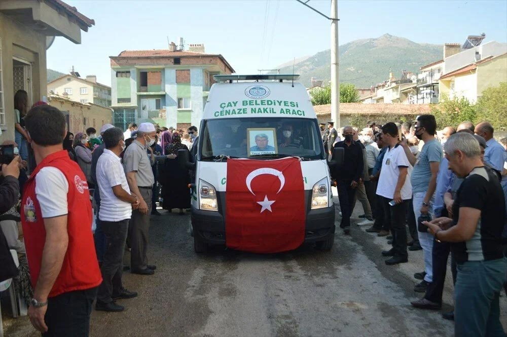 Manavgat’taki yangında ölen orman işçisi babasını cübbesiyle uğurladı Manavgat’taki yangında ölen orman işçisi babasını cübbesiyle uğurladı