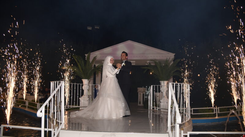 İç Mimar Rumeysa Gülgönül ve İş İnsanı Kerim Bingölballı, renkli