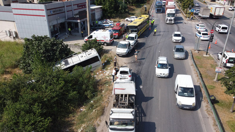 Bursa'da meydana gelen zincirleme trafik kazasında 6 kişi yaralandı.