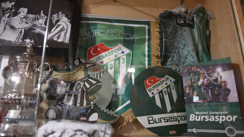 Kuveytli spor koleksiyoncusu Hüseyin el-Baluşi, açtığı uluslararası futbol müzesinde büyük