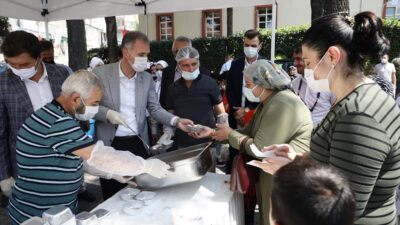 İnegöl Belediyesi’nden aşure ikramı