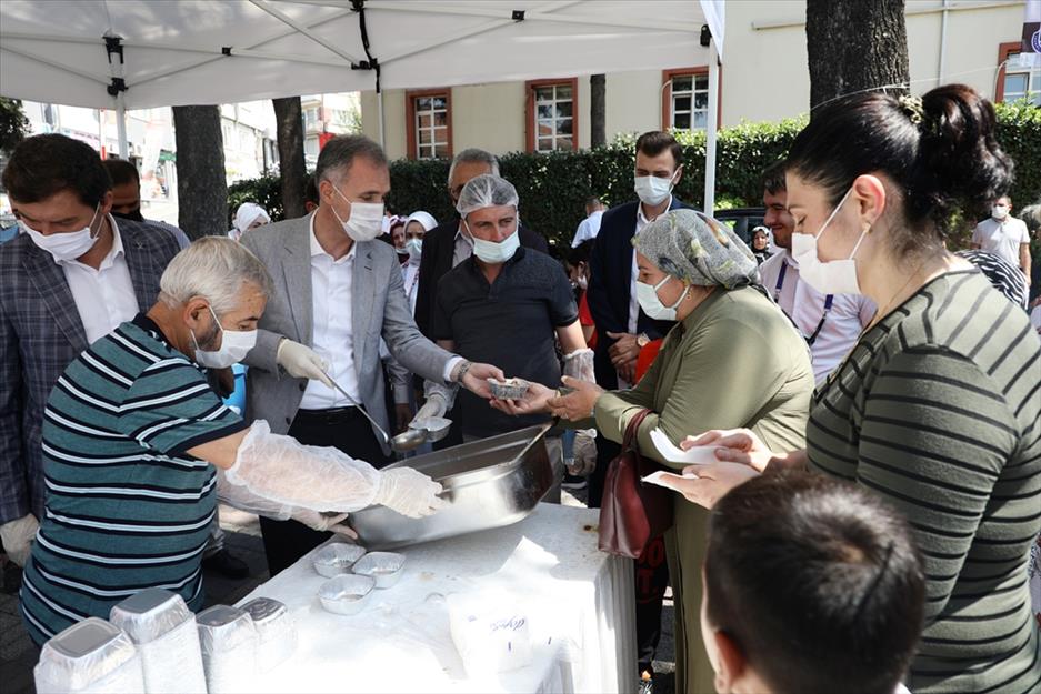 İnegöl Belediyesi’nden aşure ikramı İnegöl Belediyesi’nden aşure ikramı