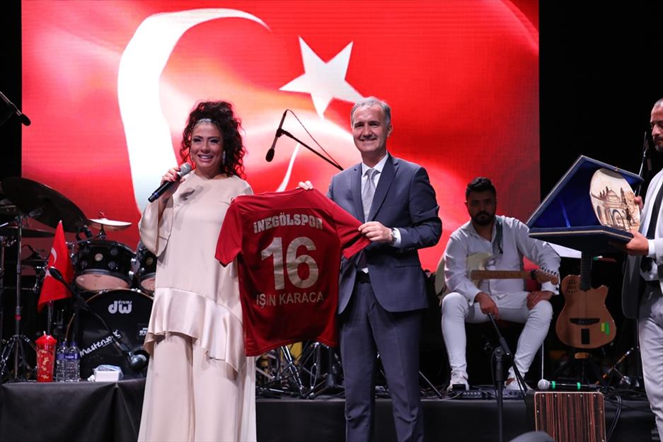 Zafer coşkusu Işın Karaca ile yaşandı Zafer coşkusu Işın Karaca ile yaşandı