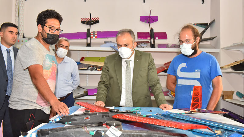 Bu yıl Teknofest'e 100 takımla başvuran Bursa Teknik Üniversitesi'ni ziyaret