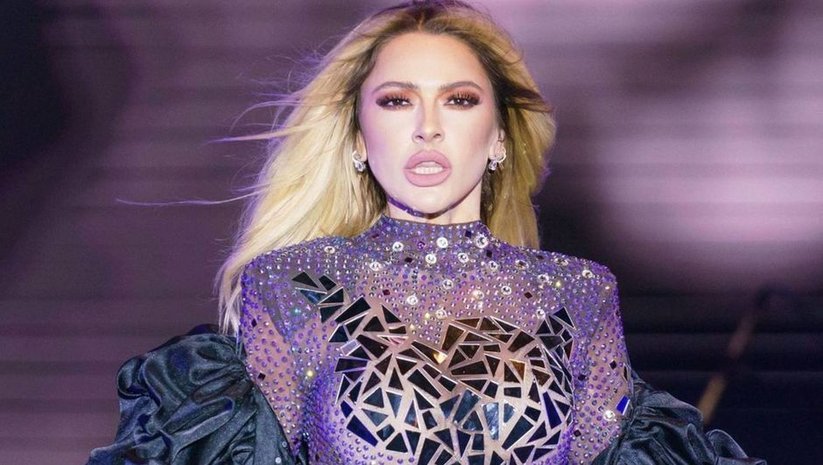 Sahnelere geri döndü! Kıyafetiyle geceye damga vurdu