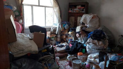 Bursa’da çöp evden 10 kamyon çöp çıkartıldı