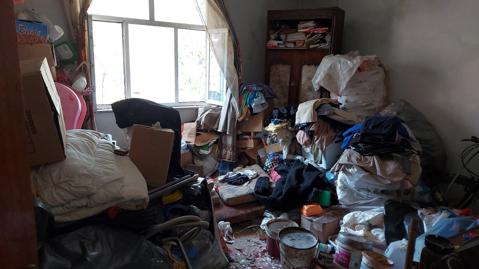 Bursa’da çöp evden 10 kamyon çöp çıkartıldı