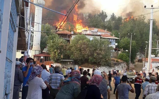 Alevler yerleşim yerine böyle ulaştı Alevler yerleşim yerine böyle ulaştı