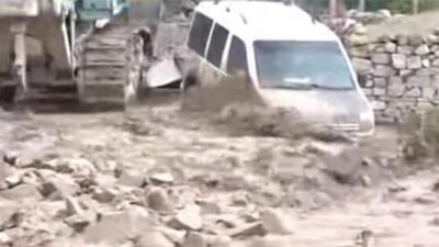 Dereler taştı, evler boşaltıldı! Van’ın Başkale ilçesini sel vurdu
