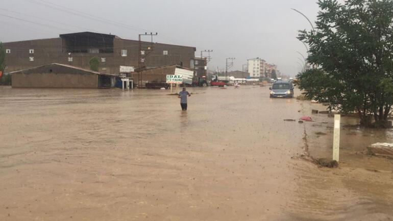 Van-Hakkari kara yolu sel nedeniyle kapandı! Van-Hakkari kara yolu sel nedeniyle kapandı!