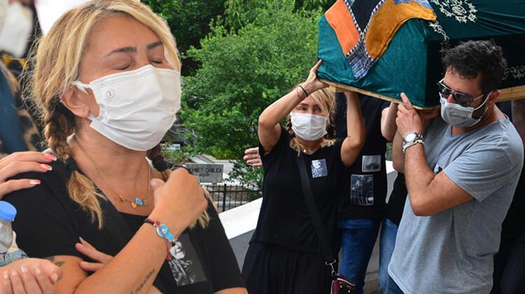 Ünlü şarkıcıyı kahreden haber! Annesini toprağa verdi Ünlü şarkıcıyı kahreden haber! Annesini toprağa verdi