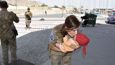 Dünyaya örnek! Türk askerinden şefkat eli…