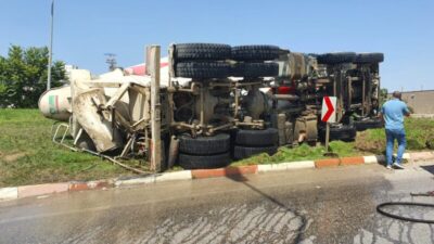 Bursa’da beton mikseri devrildi, sürücü ölümden döndü