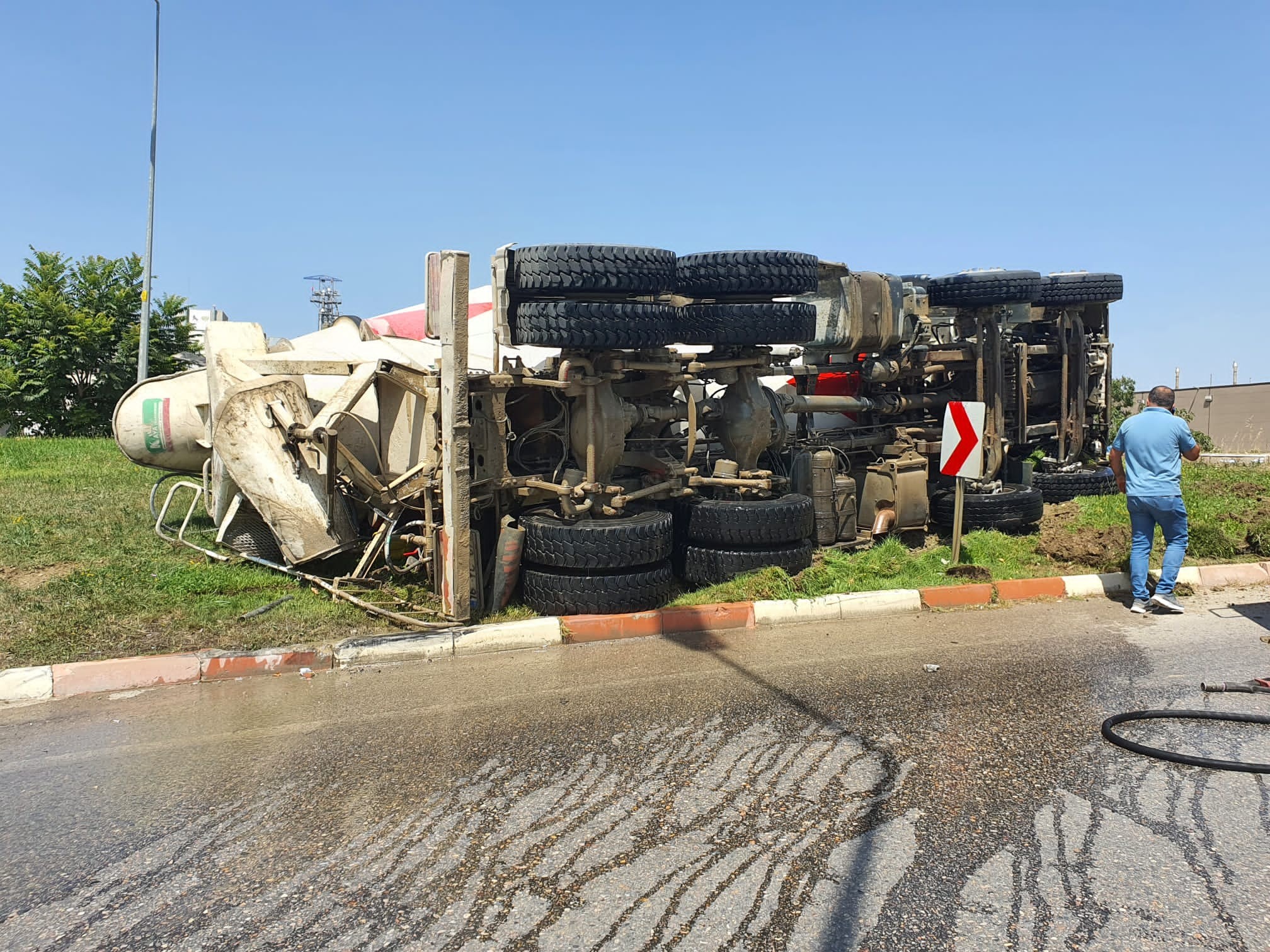 Bursa’da beton mikseri devrildi, sürücü ölümden döndü Bursa’da beton mikseri devrildi, sürücü ölümden döndü