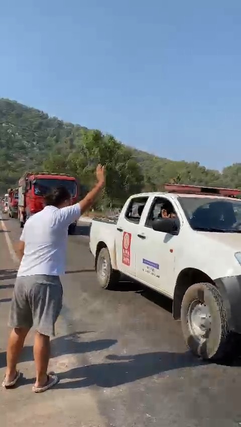 Bursa Büyükşehir itfaiye ekipleri yangın bölgesinden alkışlarla uğurlandı
