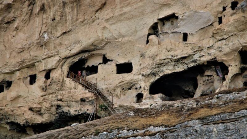 Tunceli’nin Çemişgezek ilçesinde yer alan 'İn delikleri' ve 'Derviş hücreleri'