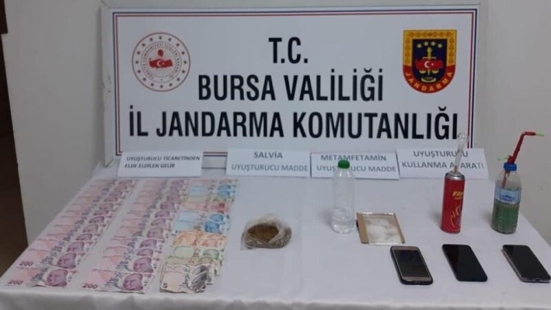 Bursa'nın Orhangazi ilçesinde düzenlenen uyuşturucu operasyonunda 3 kişi yakalandı.