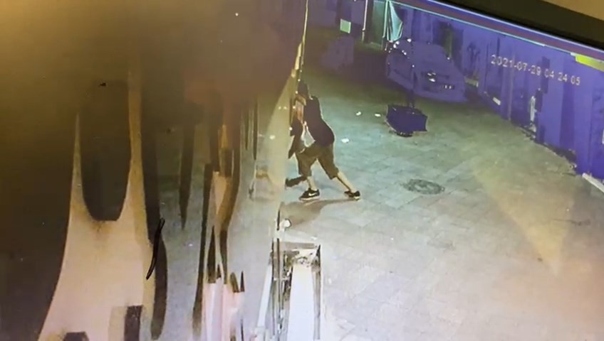 Bursa’da esnafın kâbusu oldular! O anlar kamerada Bursa’da esnafın kâbusu oldular! O anlar kamerada