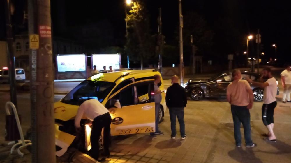 Bursa’da feci kaza! Yaralılar var Bursa’da feci kaza! Yaralılar var