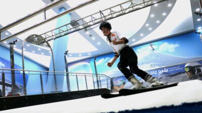 Türkiye’de benzeri yok! Yaz vakti kayak keyfi yapıyorlar