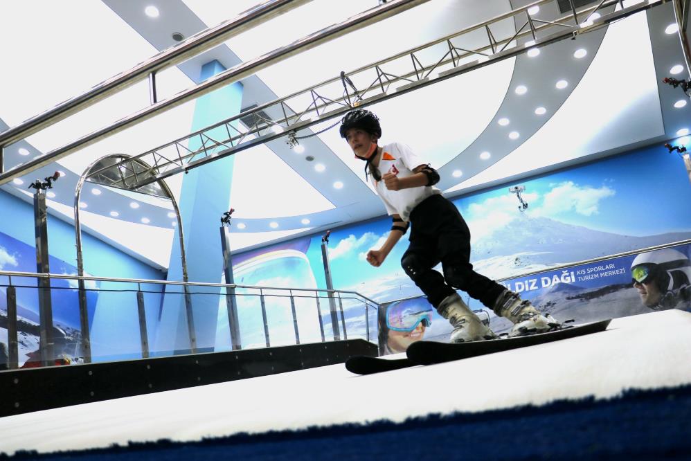 Türkiye’de benzeri yok! Yaz vakti kayak keyfi yapıyorlar