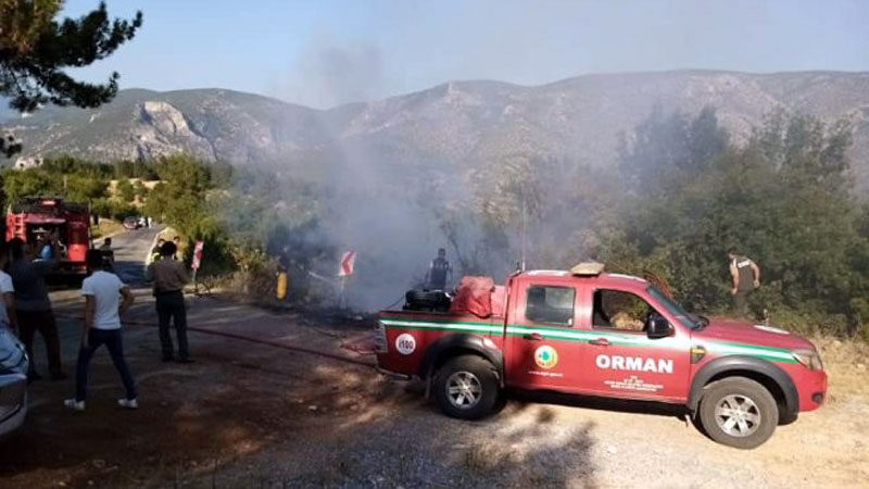 Bursa’da feci kaza! Ormanlık alanda alev aldı Bursa'nın Keles ilçesinde bir kamyon, freninin boşalması sebebiyle şarampole yuvarlanarak