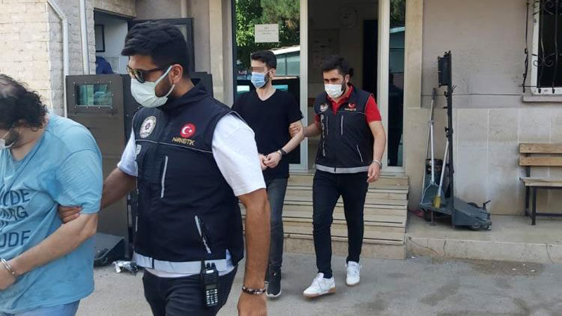 Bursa’da uyuşturucu operasyonu: 2 tutuklama Bursa'nın Mustafakemalpaşa ilçesinde narkotik polisi uyuşturucu satıcılarına baskın yaptı. Gözaltına