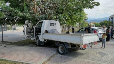 Bursa’da korkunç kaza! Ağaca çarparak durabildi