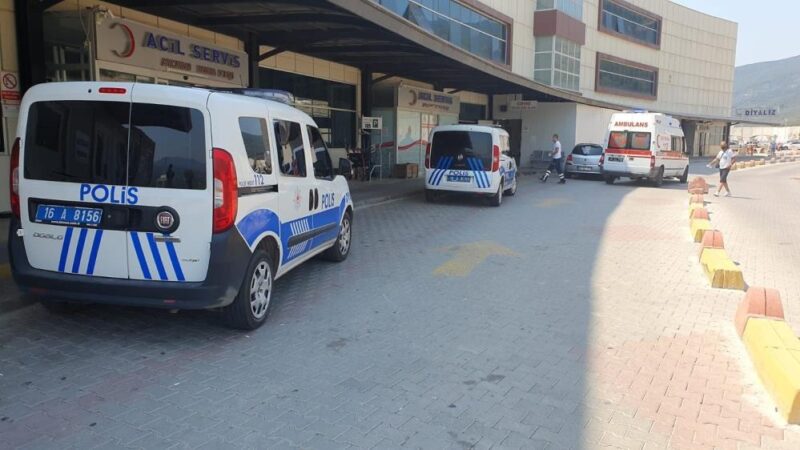 Bursa’da hastanede dehşet! Yaralılar var Bursa’nın Gemlik ilçesinde psikiyatri kliniğinde iki kişi bıçaklanarak yaralandı.