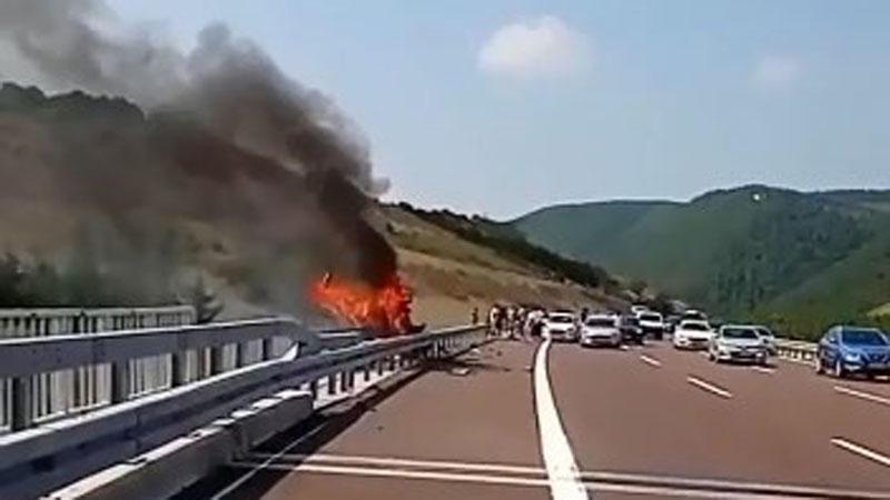 Bursa’da korkunç kaza! Yanmaktan son anda kurtuldular Bursa’da korkunç kaza! Yanmaktan son anda kurtuldular