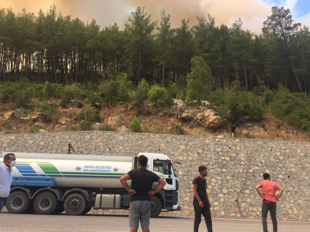 İnegöl Belediyesi ekibi yangın bölgesinde desteğini sürdürüyor