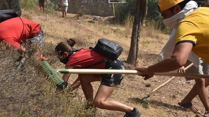 Yangın bölgesinde duygulandıran anlar! Çalılıkları böyle söktü