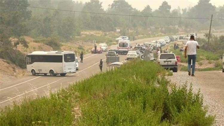 İlçede alarm verildi! Alevler hızla yayılıyor İlçede alarm verildi! Alevler hızla yayılıyor