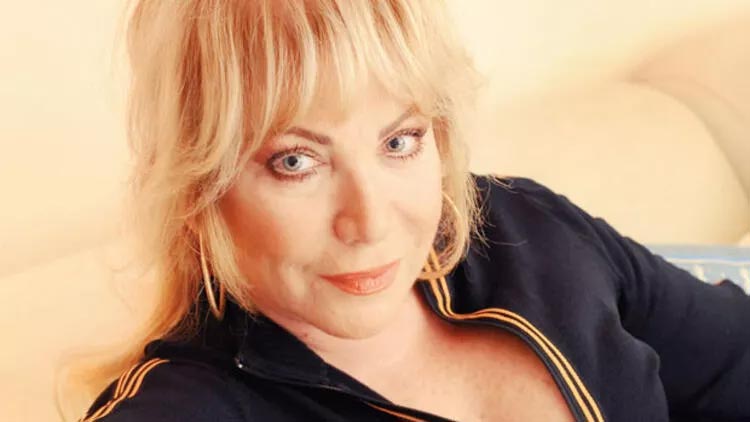 Ünlü şarkıcıdan kötü haber! Yoğun bakıma kaldırıldı