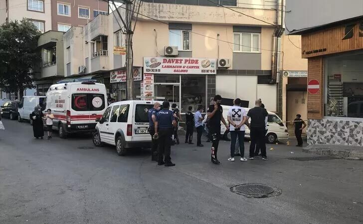 Bursa’da bir kişinin öldüğü silahlı kavgayla ilgili 3 şüpheli yakalandı Bursa'nın Yıldırım ilçesinde, bir kişinin öldüğü silahlı kavgaya ilişkin 3