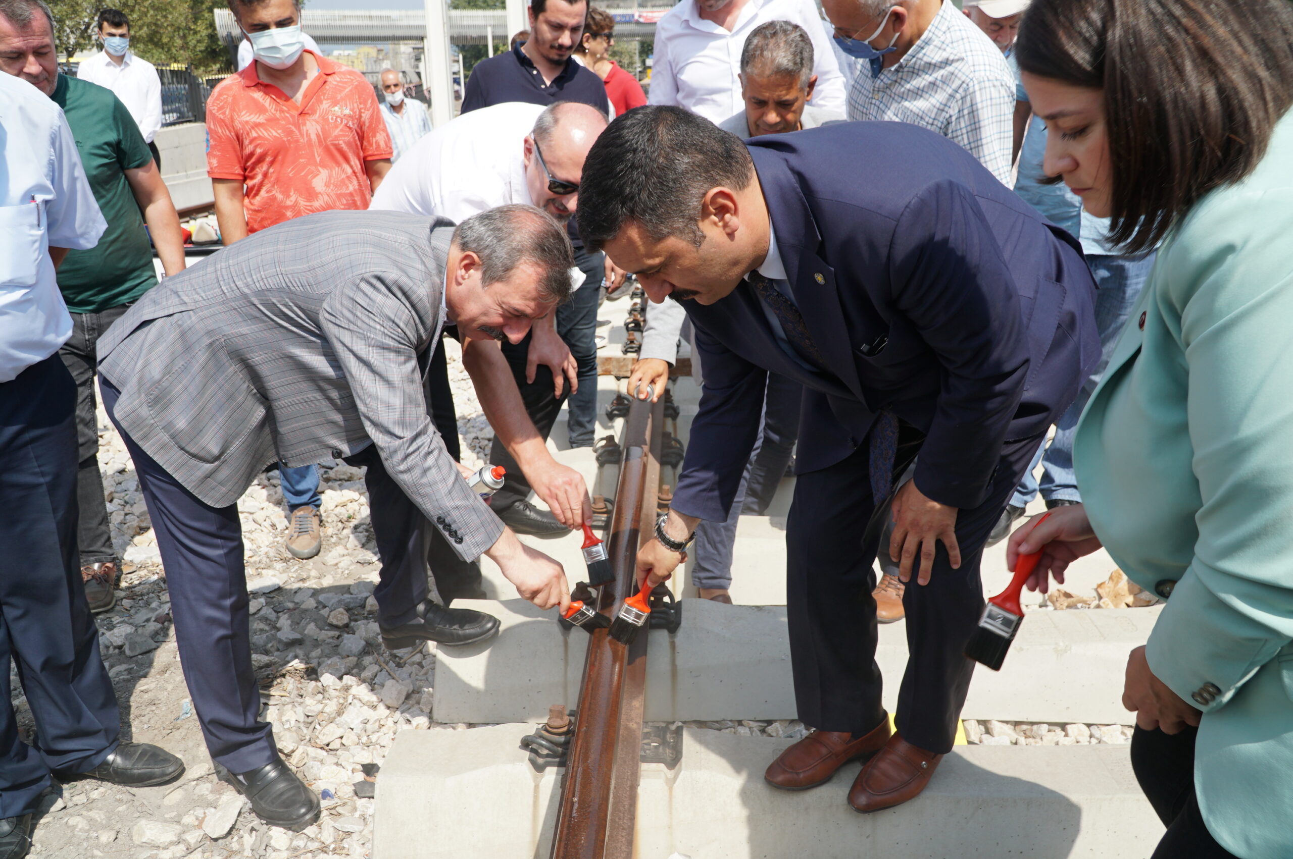 Bursa’da T2 tramvay hattı tepkisi! Raylara pas sökücü döktüler… Bursa’da T2 tramvay hattı tepkisi! Raylara pas sökücü döktüler…