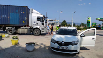 Bursa’da TIR otomobile çarptı