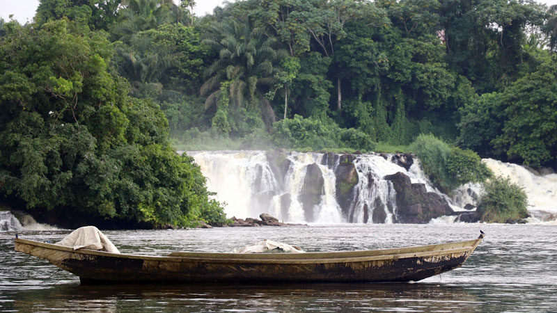 Kamerun'un batısında sahil ve liman kenti Kribi’de bulunan Lobe Şelalesi,