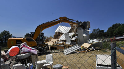 Uludağ’daki kaçak evler yıkıldı