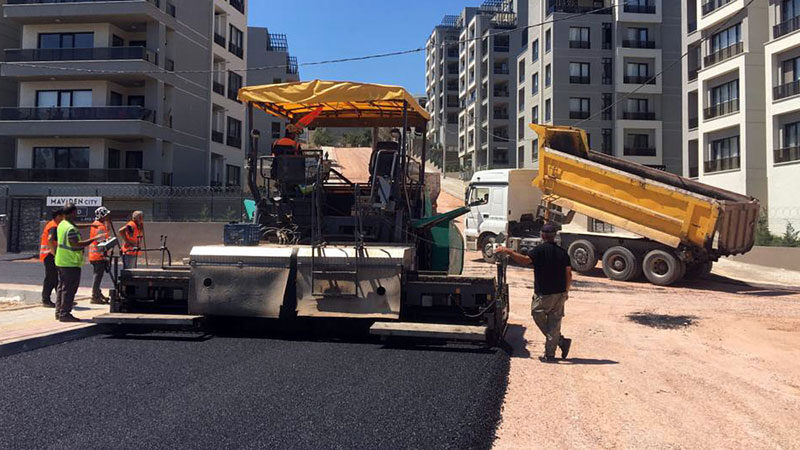 Osmangazi Belediyesi’nin, cadde ve sokaklarda yürüttüğü asfalt kaplama çalışmaları sürüyor.