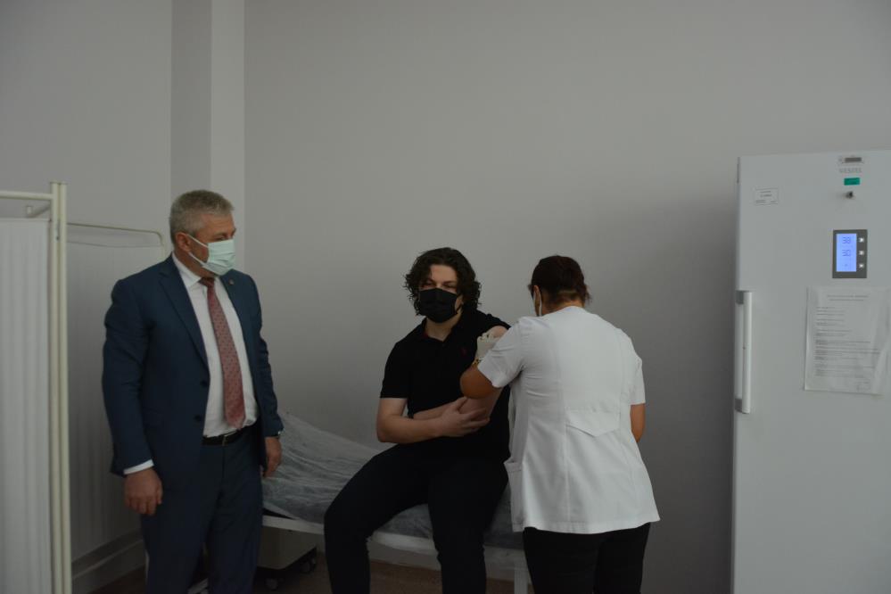 Bursa’da 15 yaş üstüne ilk aşı! Bursa’da 15 yaş üstüne ilk aşı!