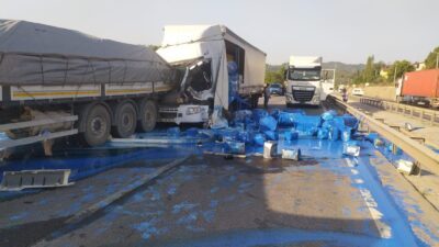 Bursa’da iki tır birbirine girdi! Boyalar yola saçıldı…