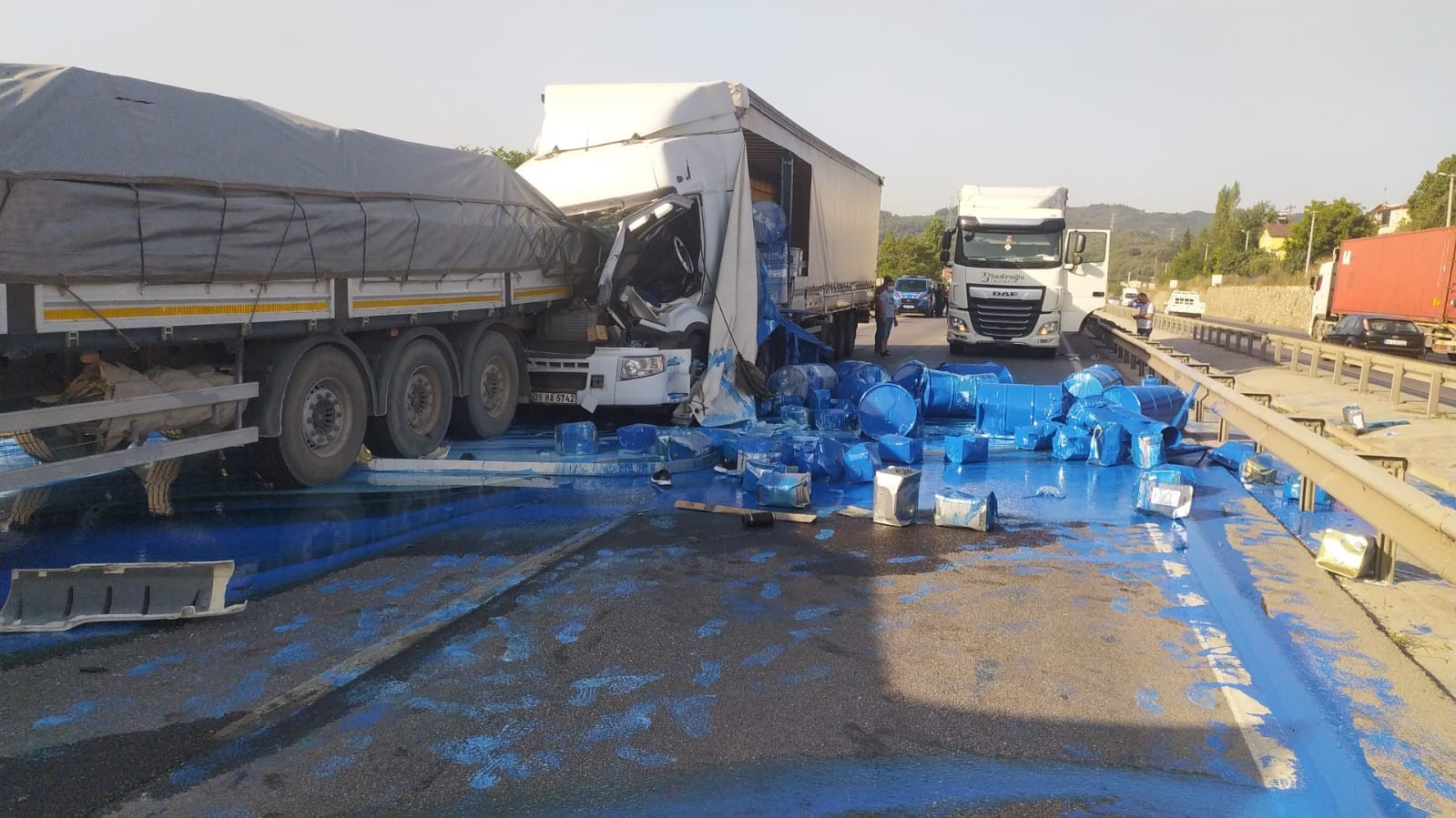 Bursa’da iki tır birbirine girdi! Boyalar yola saçıldı…