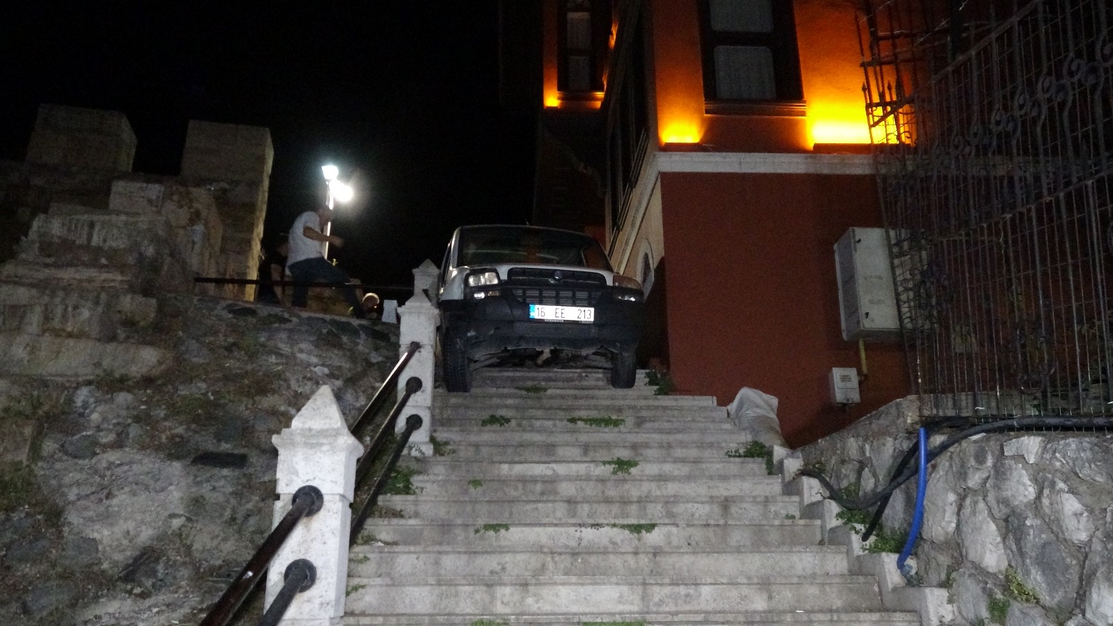 Bursa’da daha önce yaşanmamış olay: Asılı kaldı Bursa’da daha önce yaşanmamış olay: Asılı kaldı