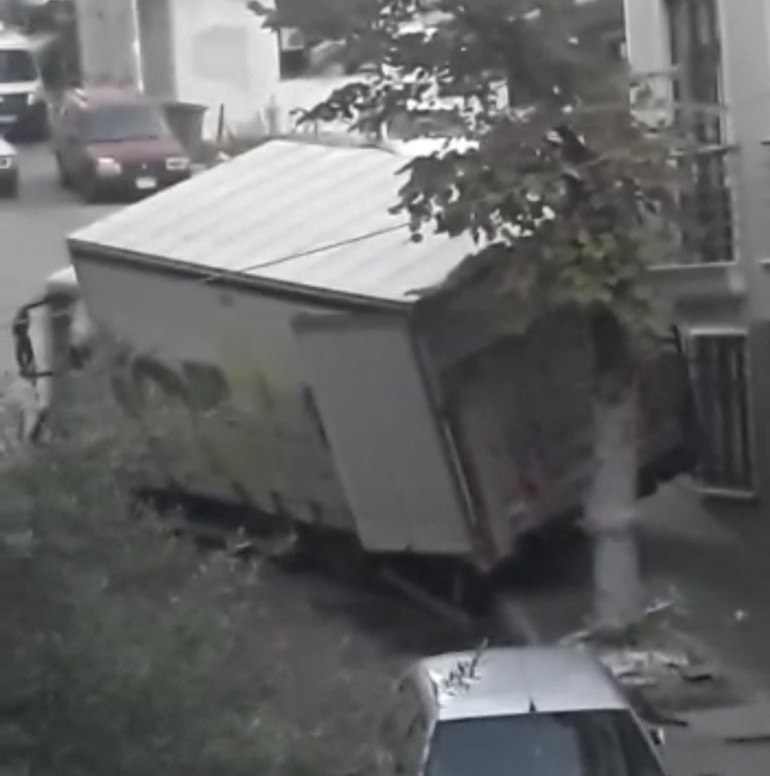 Bursa’da kamyon dehşeti! Freni patladı… Bursa’da kamyon dehşeti! Freni patladı…