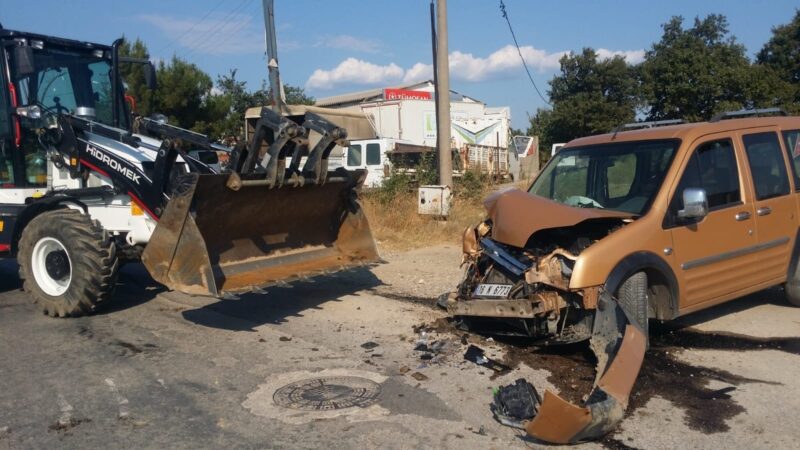 Bursa’da feci kaza Bursa’da yan yoldan gelen hafif ticari araç ile kepçenin çarpıştığı